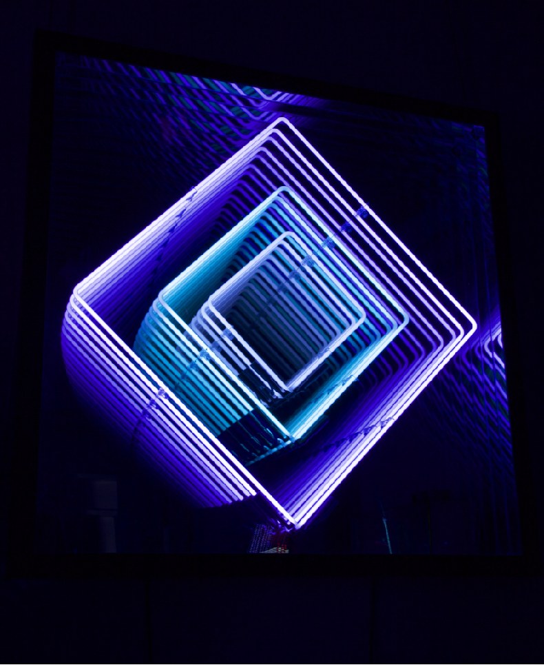 Néon losange : violet / turquoise / blanc