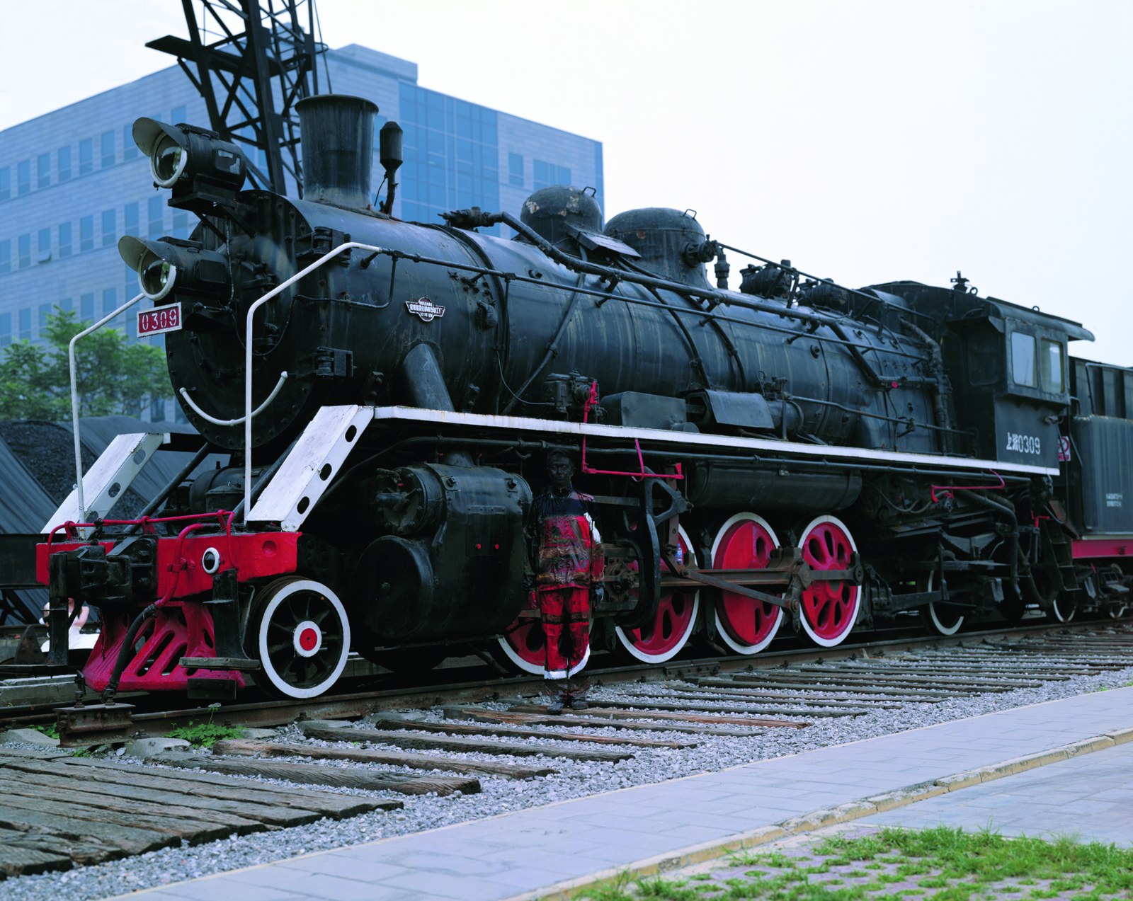 Hiding in the City No. 73 - Decorated with the Locomotive