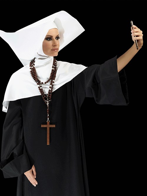 Alexia Vic : Nun Selfie